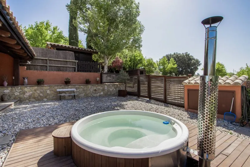 Holiday home with barbeque, jacuzzi & terrace | Garden view - Image 1