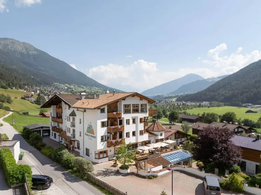 Child-friendly wonderful flat with pool, sauna & terrace | Mountain view | Pets allowed - Image 1