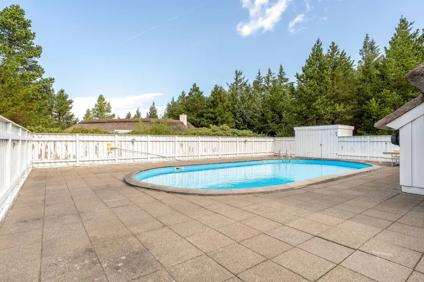 Children-friendly house with pool - Image 1