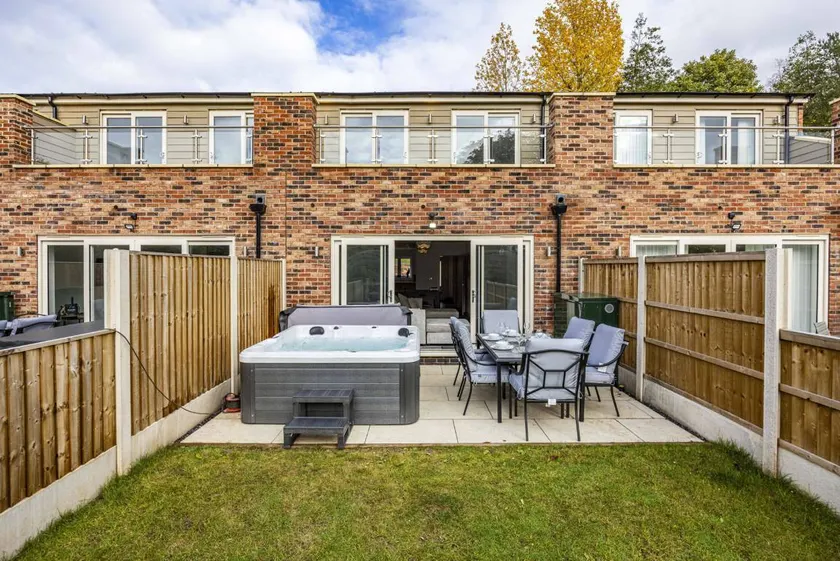 Cottage with hot tub & garden - Image 1