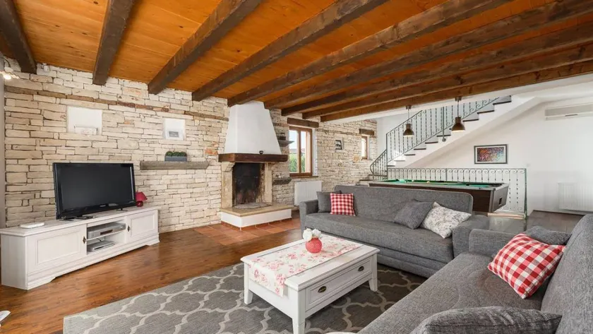 Fully equipped flat with pool, terrace & garden - Image 1