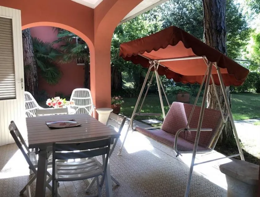 Beautiful villa with private garden near the beach - Image 1