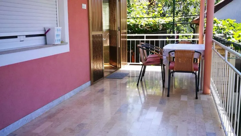 Pleasant apartment with terrace, garden & barbeque - Image 1