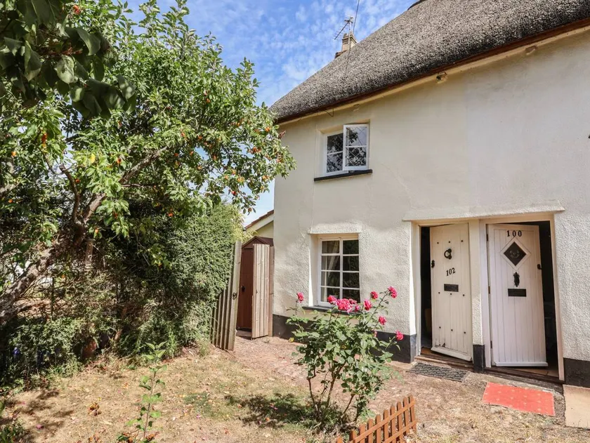 Cottage with garden - Image 1