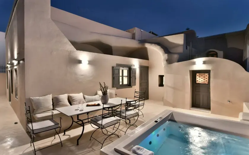 Villa with garden, pool & terrace - Image 1