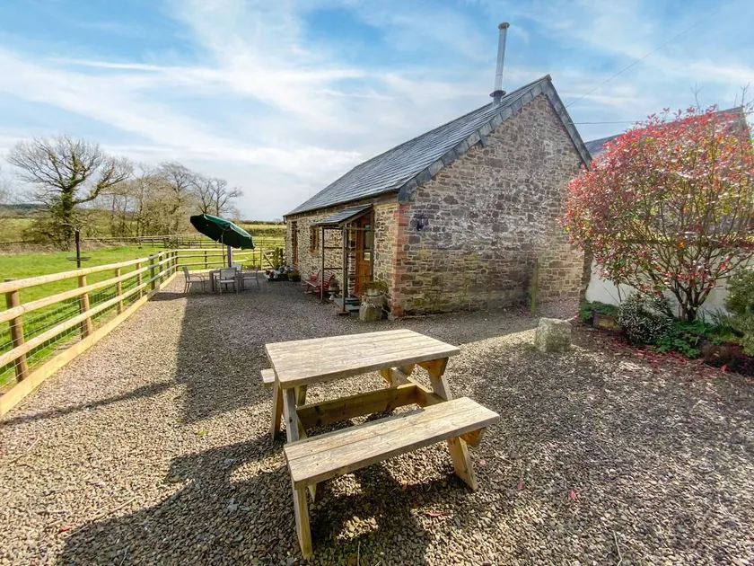 Family-friendly cottage with garden - Image 1