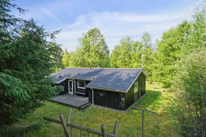 Child-friendly house with terrace, hot tub & barbecue | Pets allowed - Image 1