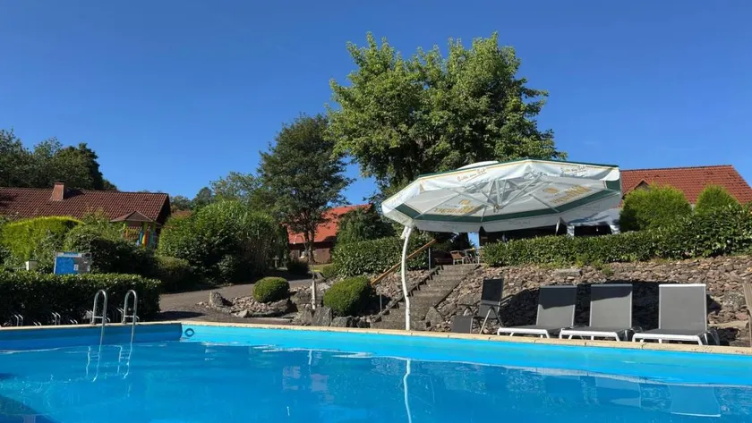 Holiday home with terrace, garden & pool - Image 1