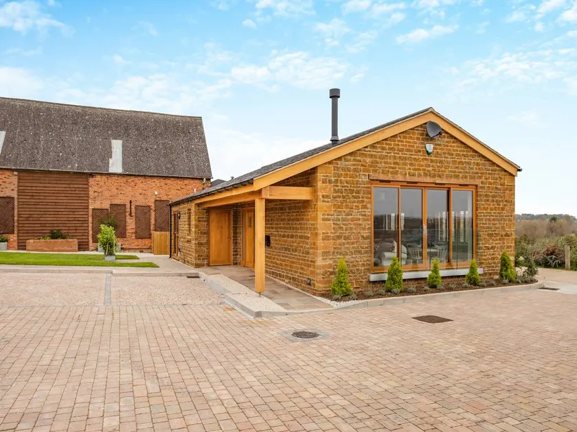 Family-friendly wonderful cottage with barbecue & garden | River view | Pet-friendly - Image 1