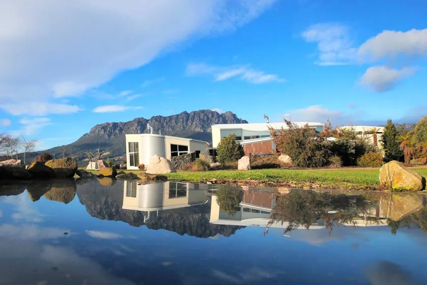 Stunning Cabin Rental for a Spa Getaway near Sheffield in Tasmania - Image 1