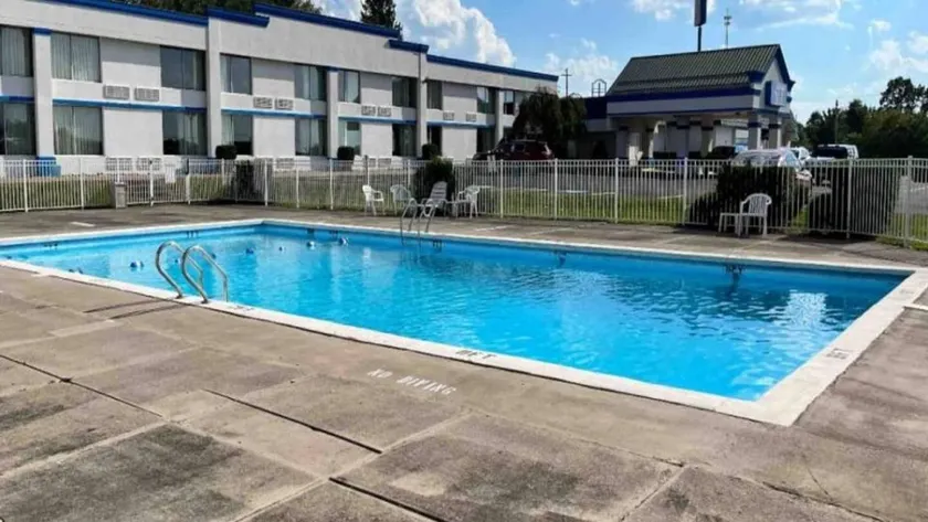 Holiday apartment with pool - Image 1