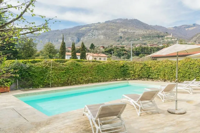 Villa con piscina e giardino - Image 1