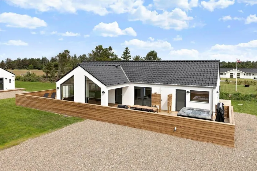 Fully equipped lovely holiday home with terrace, sauna & jacuzzi | Pets allowed - Image 1