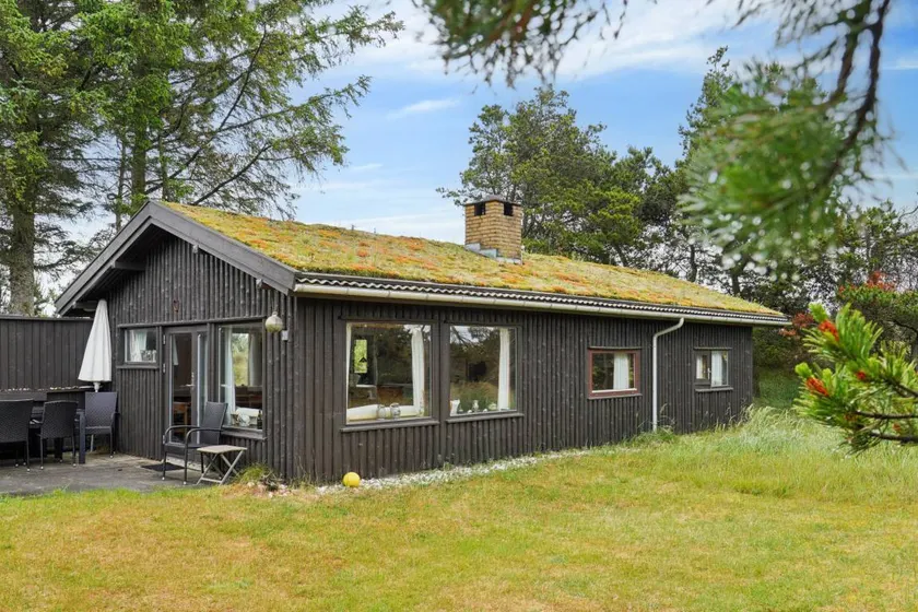 House with garden - Image 1