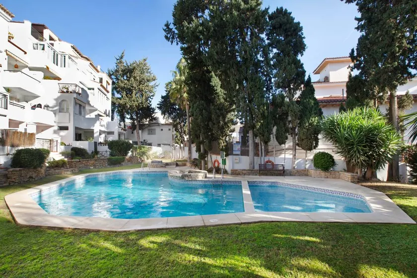 Appartement de vacances entièrement équipé avec internet haut débit, jardin et terrasse | Vue jardin | À côté de la plage | Avec animaux admis - Image 1