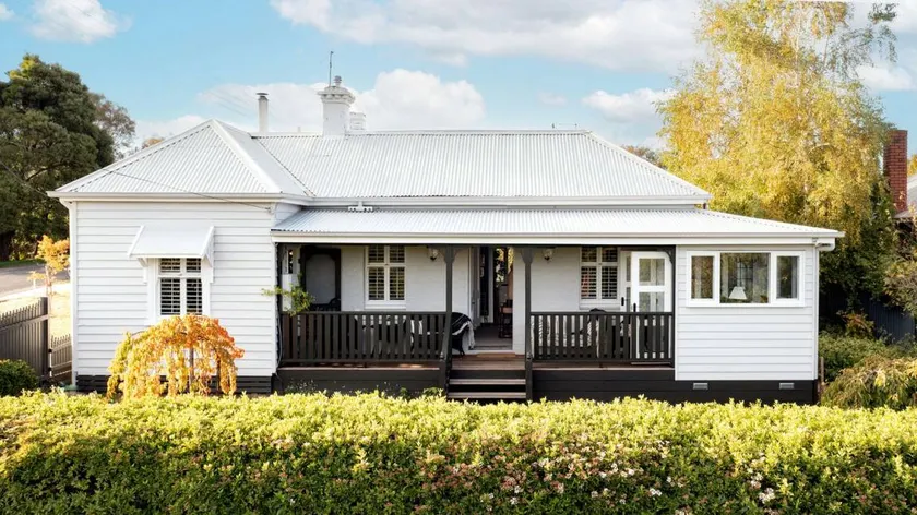 Incredible Cottage with Hot-tub, Fireplace, Barbecue and Lake Access in Daylesford, Victoria - Image 1