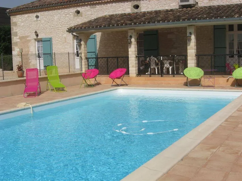 Children-friendly beautiful house with barbeque, terrace & private pool | Garden view - Image 1