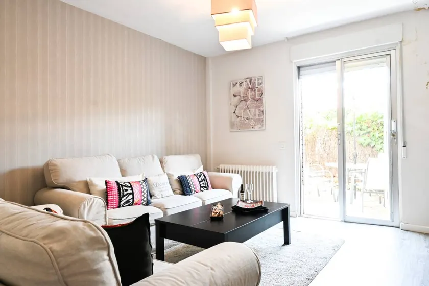 Pleasant apartment with terrace & garden - Image 1