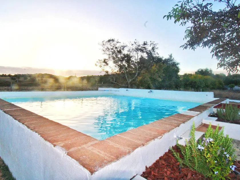 Cottage with garden, pool & barbeque - Image 1