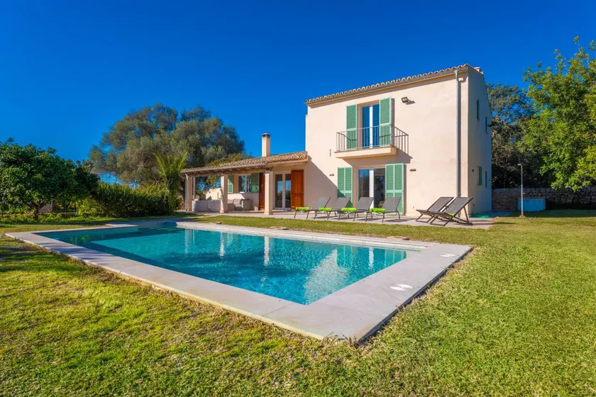 Villa with barbecue, terrace & private pool - Image 1