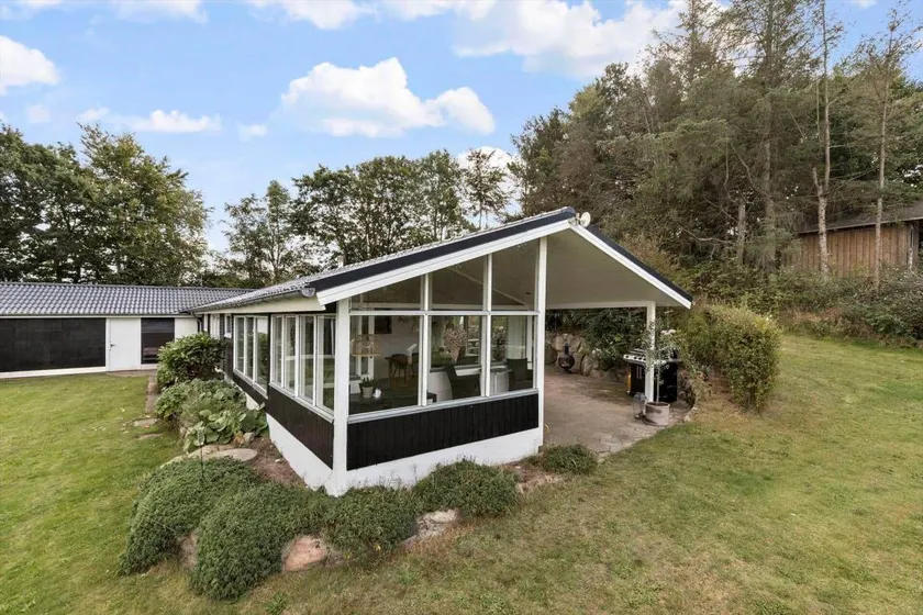 Fully equipped holiday home with barbecue & terrace | Dogs allowed - Image 1