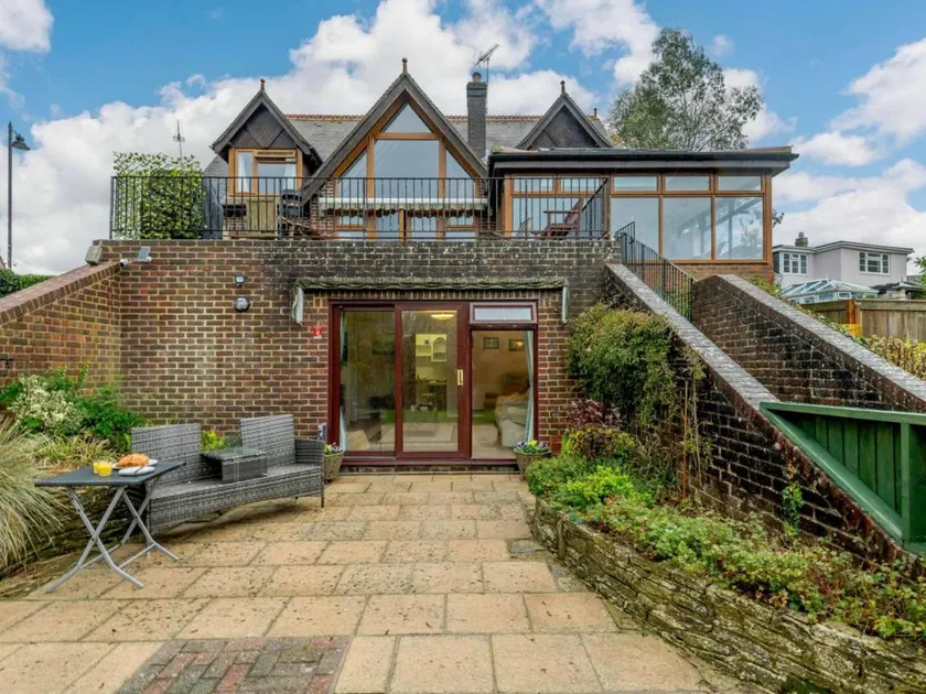 Holiday home with barbeque & garden | Water view - Image 1