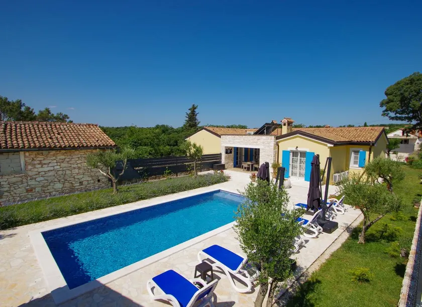 Children-friendly villa with pool & barbeque - Image 1