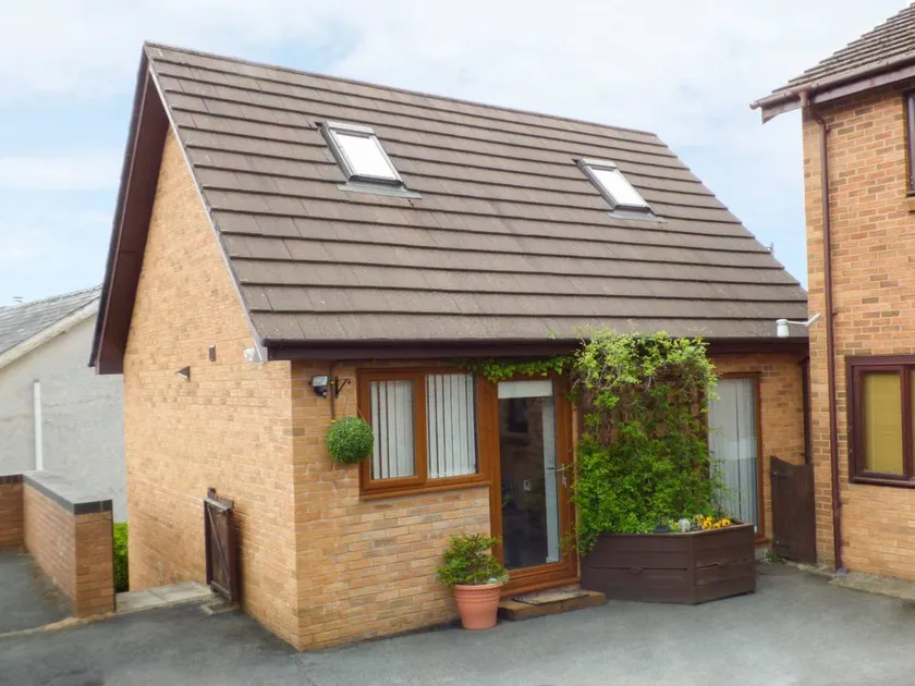 Family-friendly lovely cottage with jacuzzi & garden | Pets allowed - Image 1