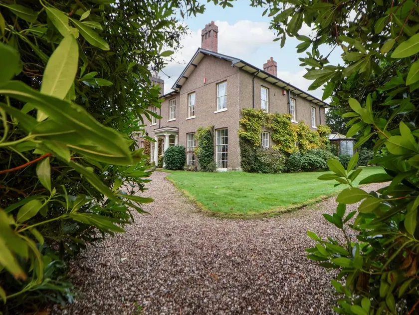 Cottage avec jardin et piscine - Image 1