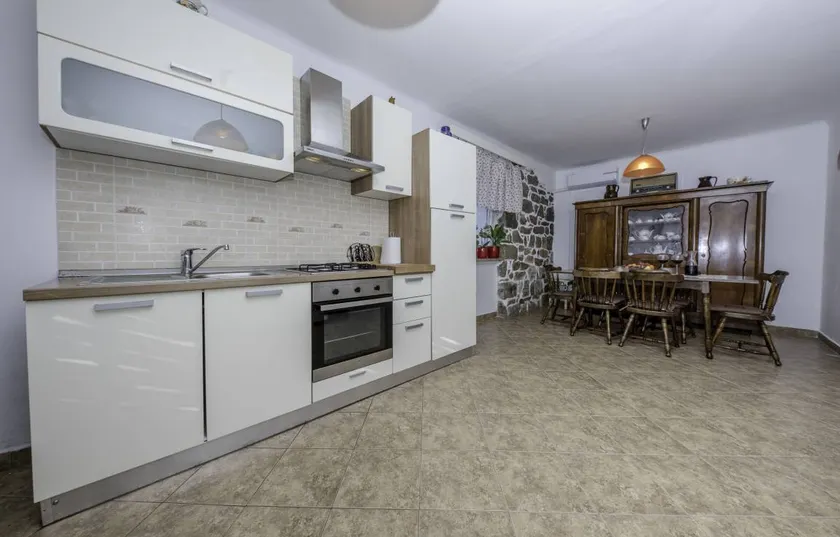 House with garden & BBQ - Image 1