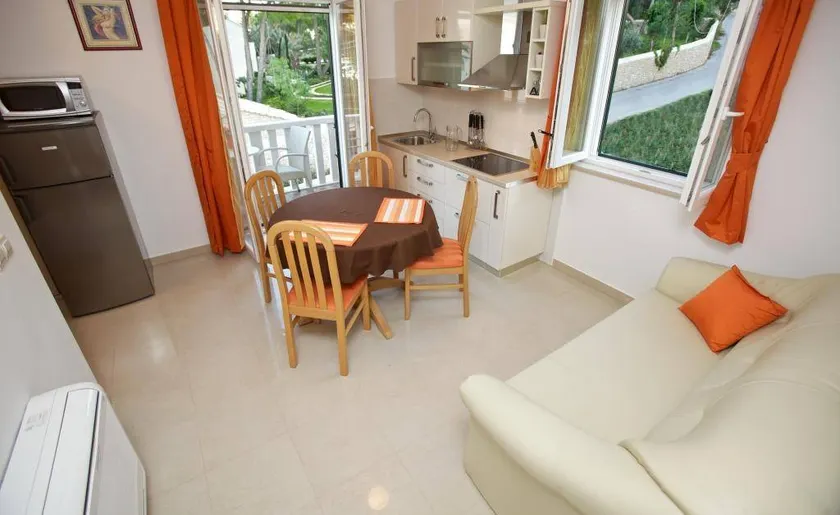 Apartment with garden, pool & barbecue - Image 1