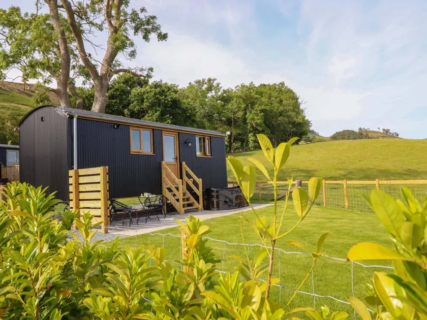Cottage with garden & hot tub - Image 1