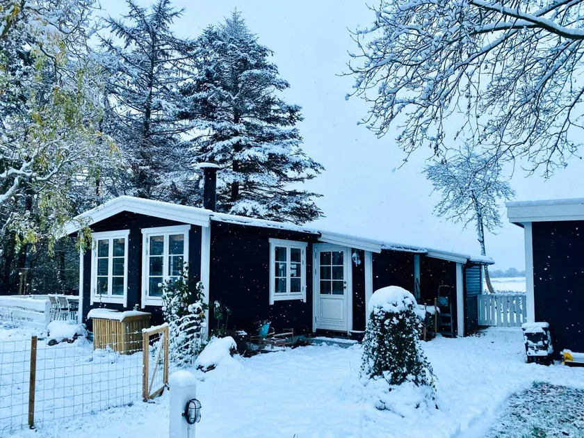 Holiday home with barbecue, terrace & garden | Perfect for remote work - Image 1