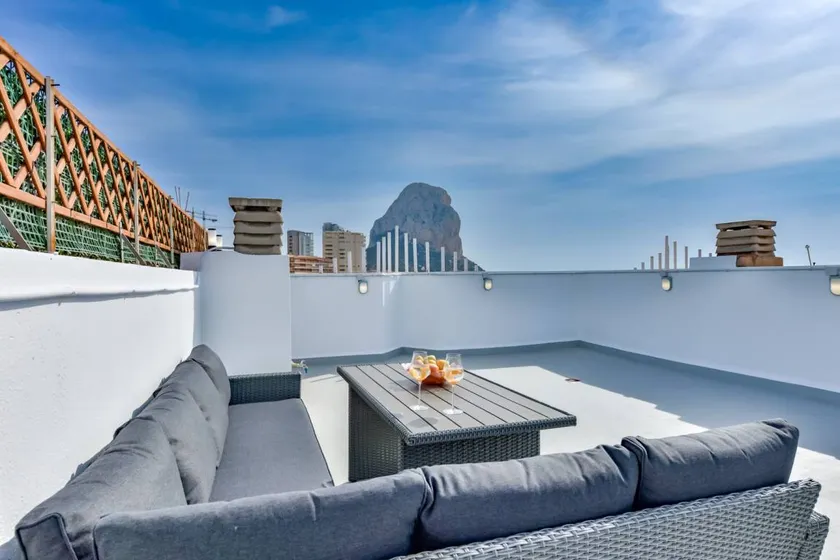 Flat with garden, terrace & pool - Image 1