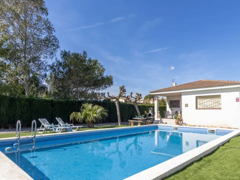 Children-friendly holiday home with terrace, garden & private pool - Image 1