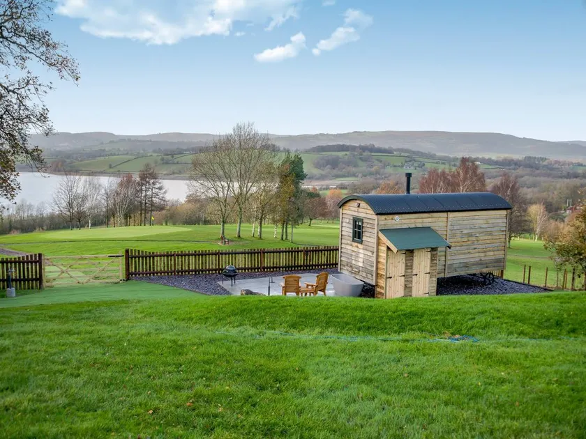 Children-friendly cottage with BBQ & garden | Water view | Pets allowed - Image 1
