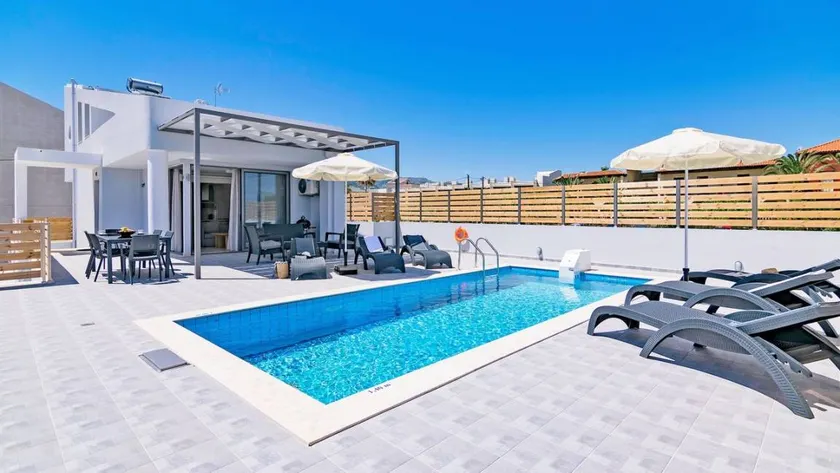 Apartment with private pool, garden & terrace - Image 1