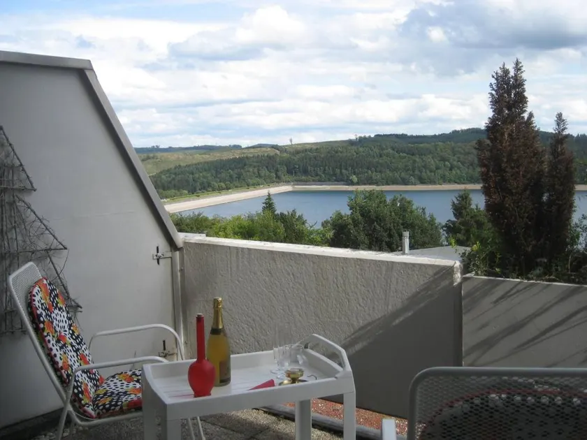 Holiday apartment with heated pool & garden | Lake view - Image 1