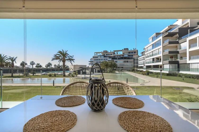 Appartement avec jardin, terrasse et piscine - Image 1