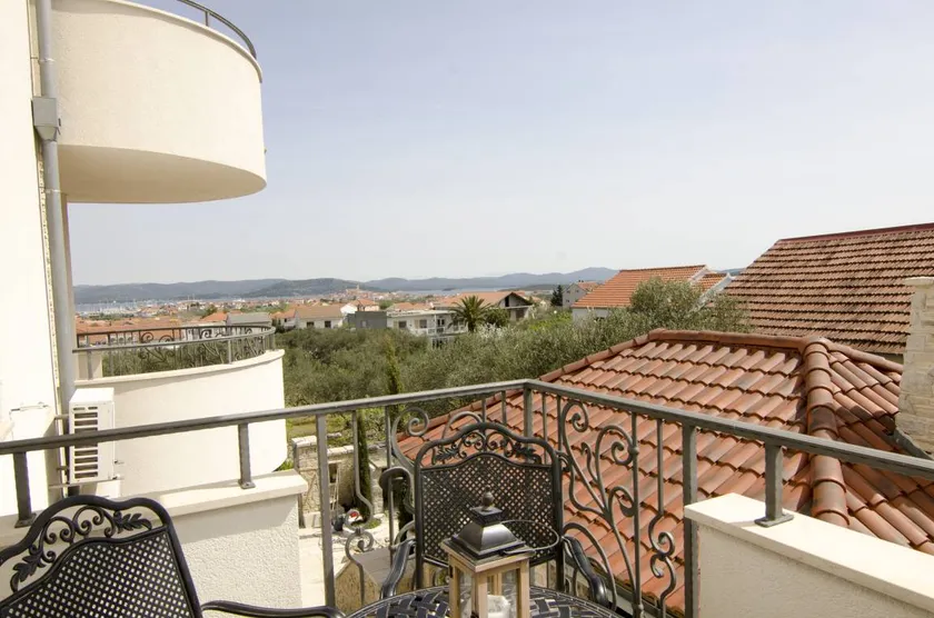 Superb Apartment in Murter with Hot Tub - Image 1