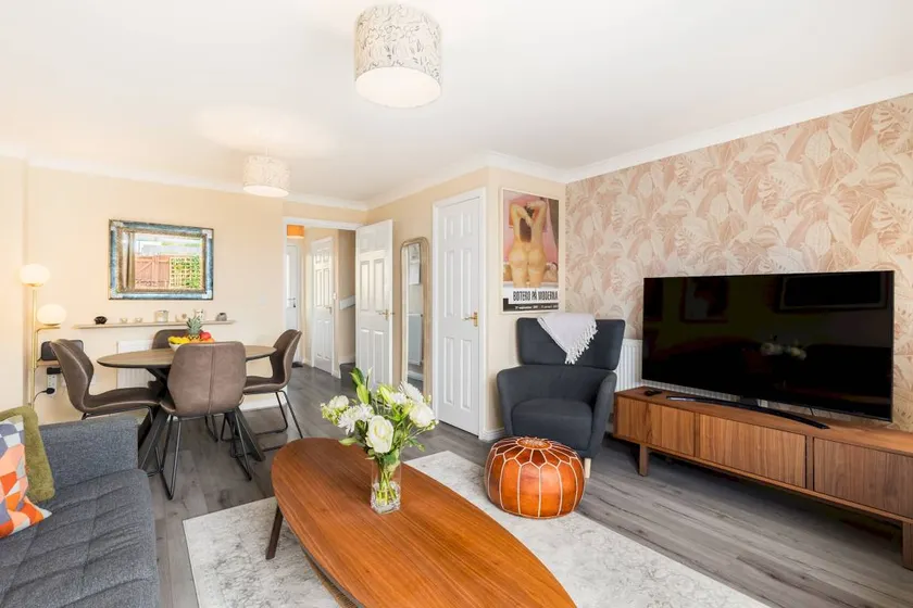 Holiday home with garden, fast internet & terrace - Image 1