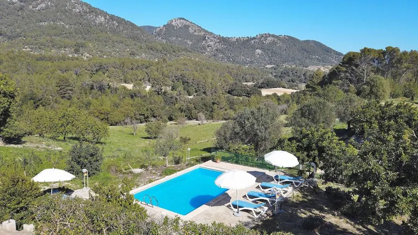 Villa with terrace, garden & private pool - Image 1