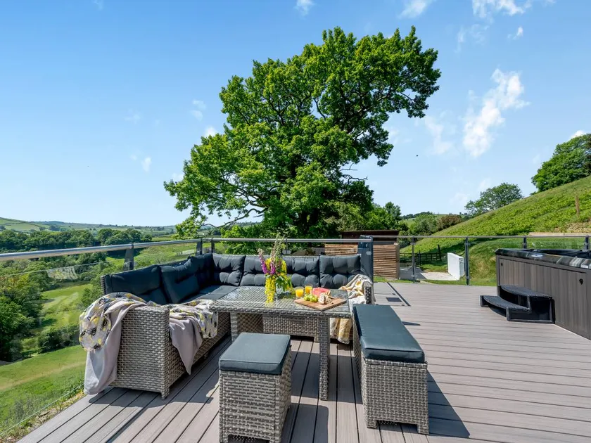 Children-friendly beautiful cottage with BBQ, hot tub & garden | River view - Image 1