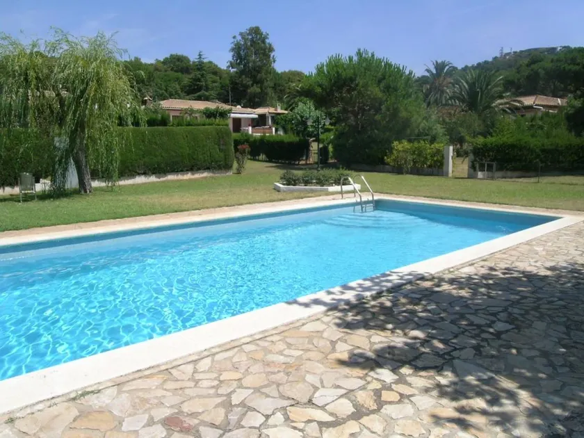 House with pool, terrace & garden - Image 1