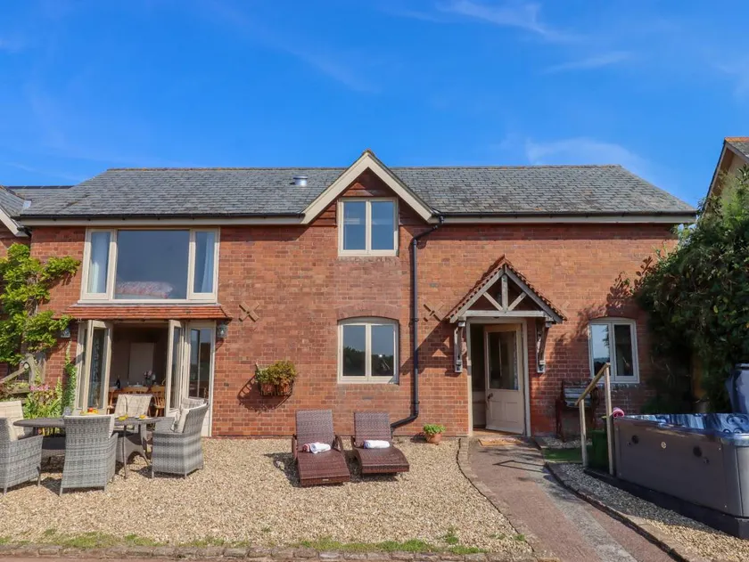 Cottage with jacuzzi & garden - Image 1