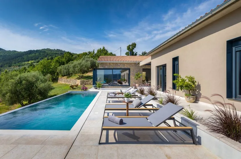 Fully equipped villa with garden, terrace & private pool - Image 1