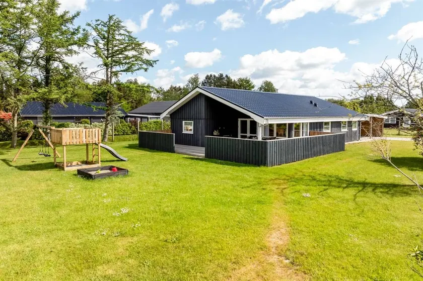 House with garden, BBQ & terrace - Image 1