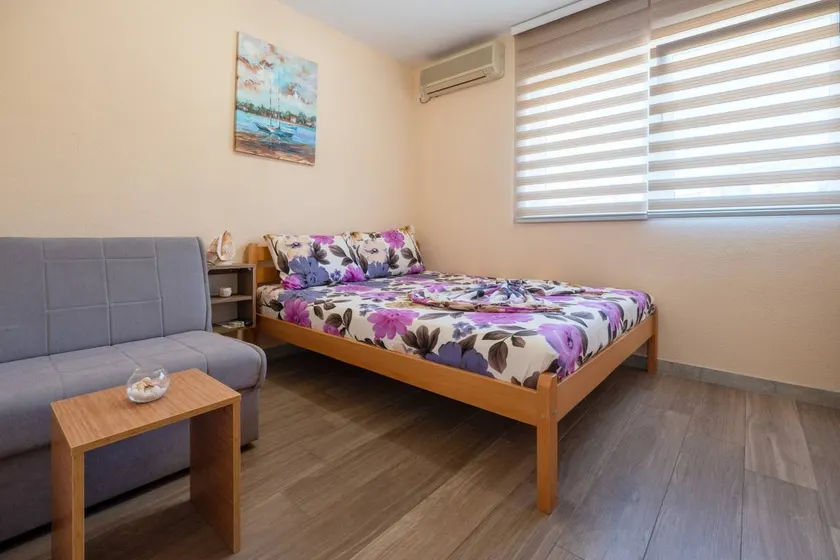 Holiday home with barbecue & garden | Next to the beach - Image 1