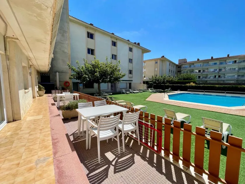 Appartement avec piscine, jardin et terrasse - Image 1
