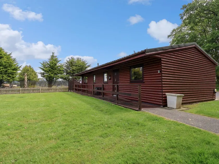Child-friendly cottage with garden & hot tub | Pets allowed - Image 1